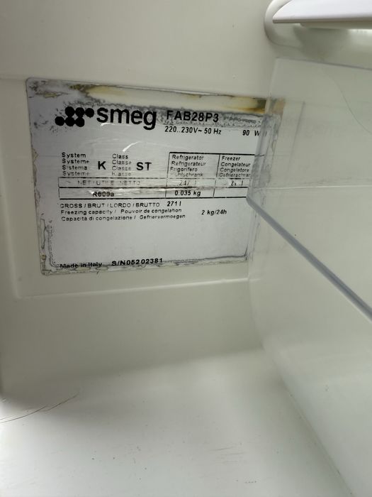 Бежов хладилник с камера SMEG