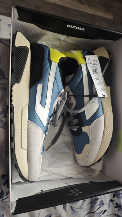 Vând adidași Diesel,noi.