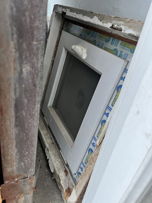 Продам дверь и два окна