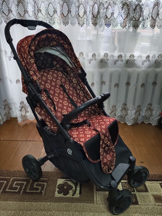 Продам удобную маневренную коляску