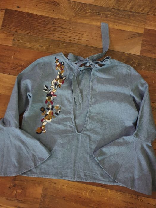 Bluza cu maneca lunga evazata  si broderie,