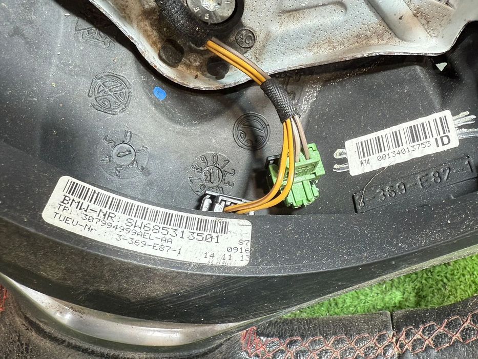 VOLAN PIELE BMW SERIA 1 E81 E82 E87 E88 2004-2011 COD OEM 307994999AEL / SW685313501