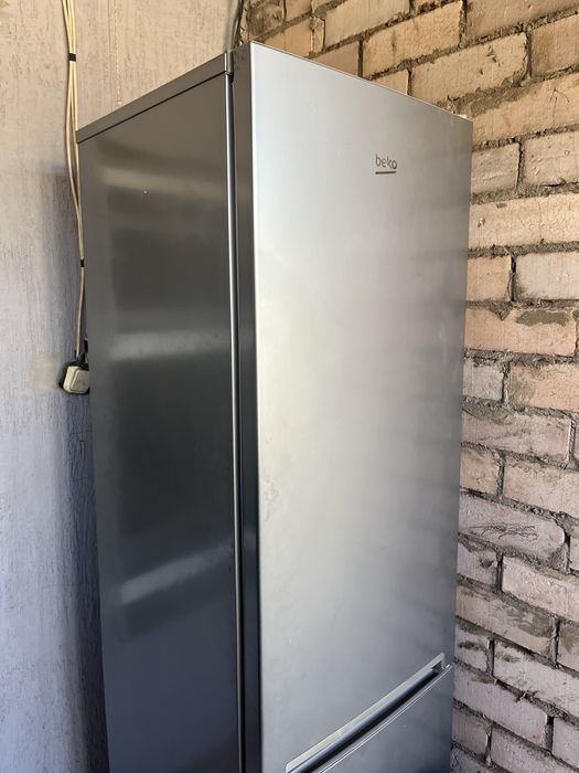 Холодильник Beko в хорошим состояний ,работает только морозильник.