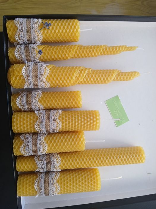 Lumânări făcute din faguri perfecte ca și decorațiuni de craciun