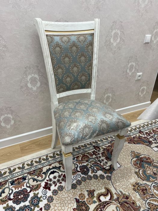 Продам красивый обеденный стол со стульями