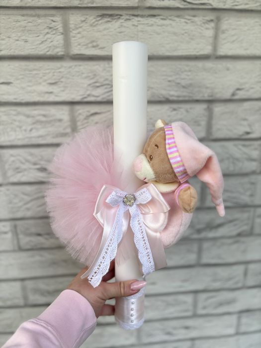 Lumânare pentru botez decorată cu pompon din tull și ursuleț de pluș