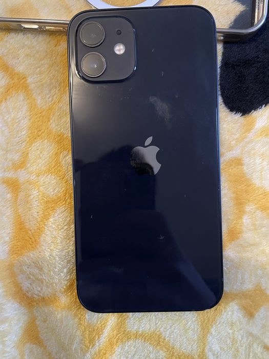 Vând 2 iPhone  iPhone 12,baterie 83%,memorie 64GB.550 lei