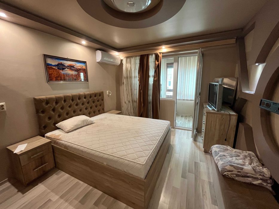 Продаваме просторен 3-стаен апартамент в ж.к. Изток, бл. 41