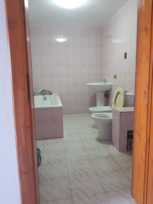 Inchiriez ap. 2 camere decomandat