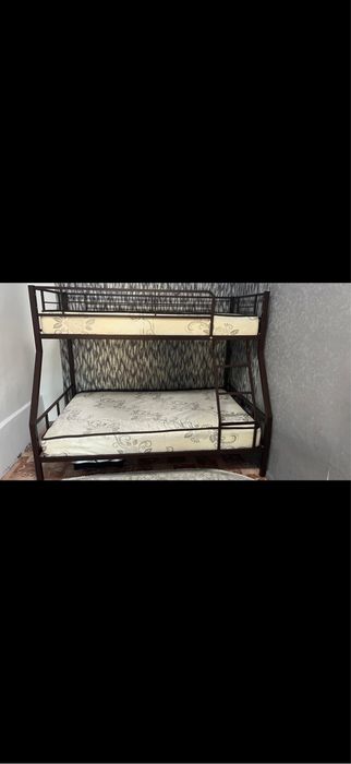 Продам двухярусную кровать м матрасами