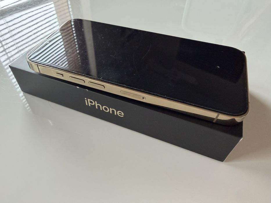 Iphone 13 PRO GOLD 256 GB с протектор и 10 кейса