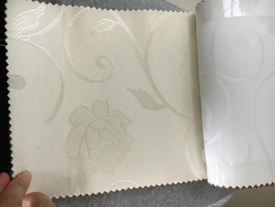 Firma vinde fete de masa din brocart