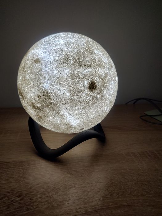 Lampa de veghe in forma de luna