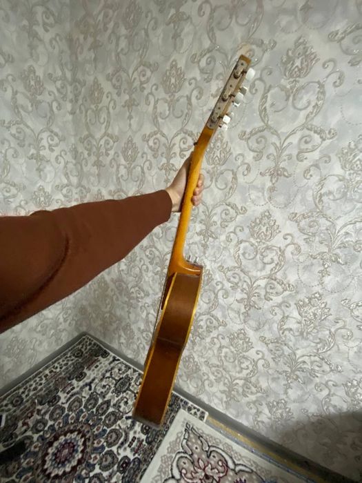 Gitara sotiladi razmer bilmayman