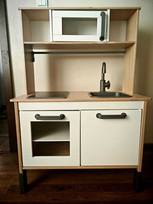 Дървена детска кухня закупена от Икеа