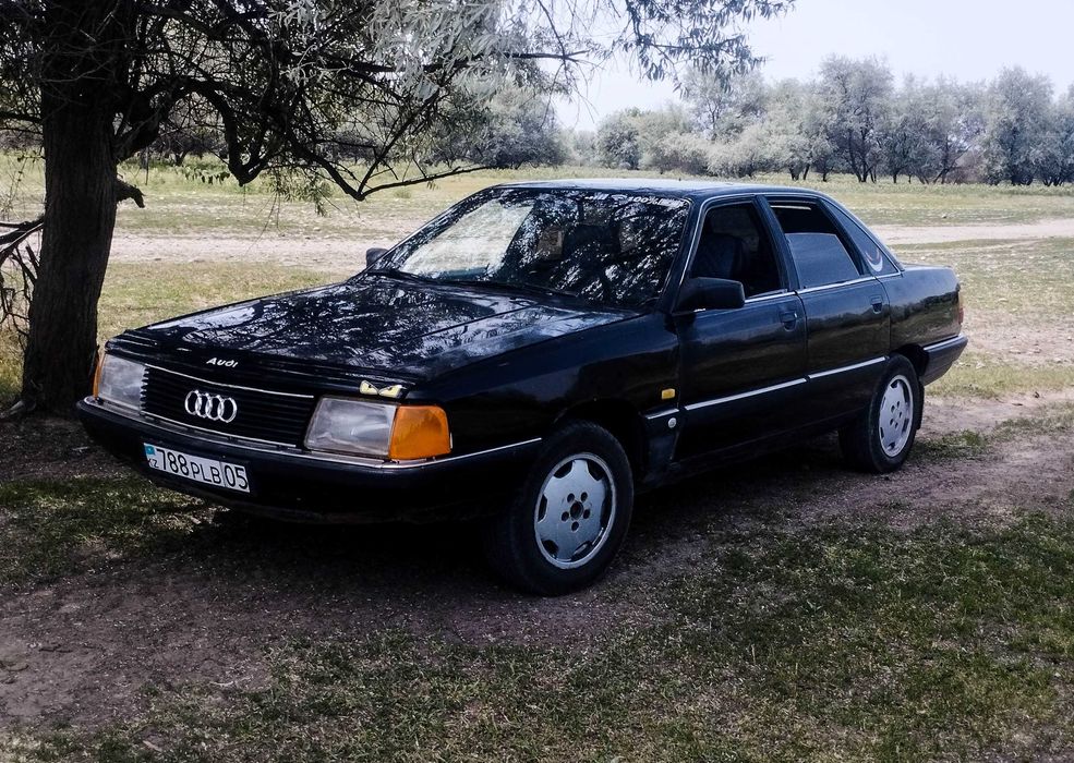 Автомобиль Ауди 100