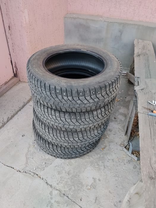 Зимние шины с шипами в отличном состоянии