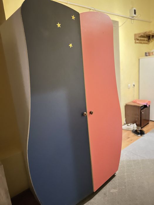 Bolalar shkafi sotiladi