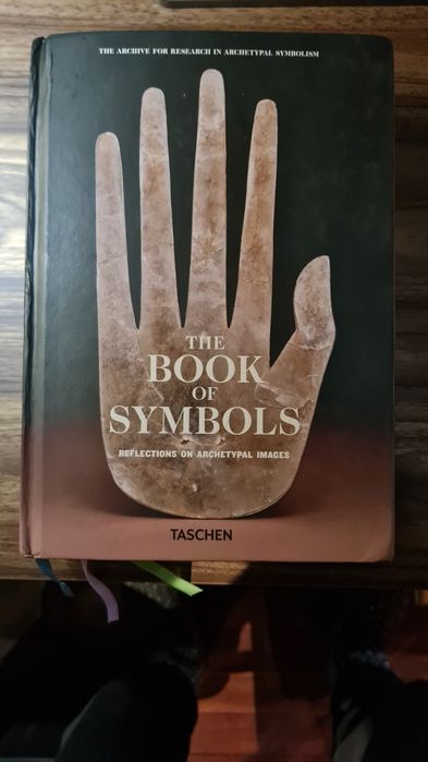 Carte Book of Symbols in engleza