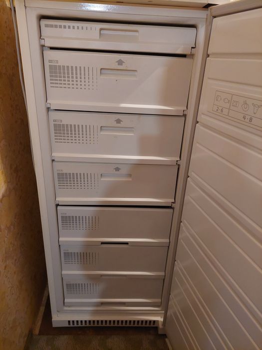 Фризер  с 6  чекмеджета,като нов