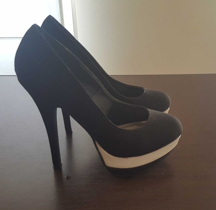 Черни обувки на висок ток