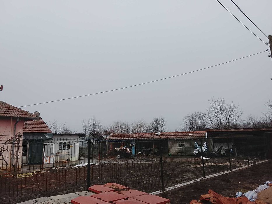 Здравей продавам къща в село Борисово област Русе къщата е с ремонт