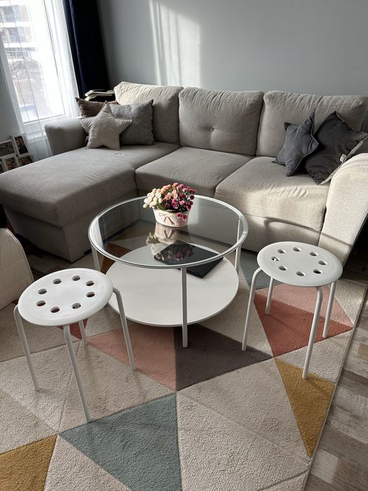 Модерна холна маса + 2 табуретки