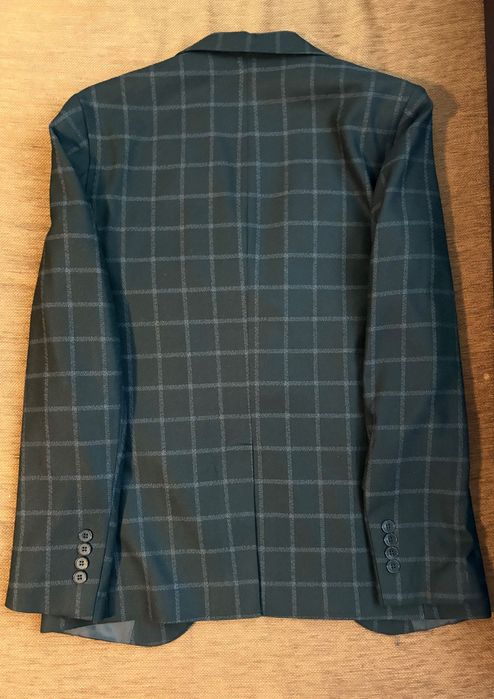 Само сега за 180 лв Мъжки черен кариран костюм размер С/М