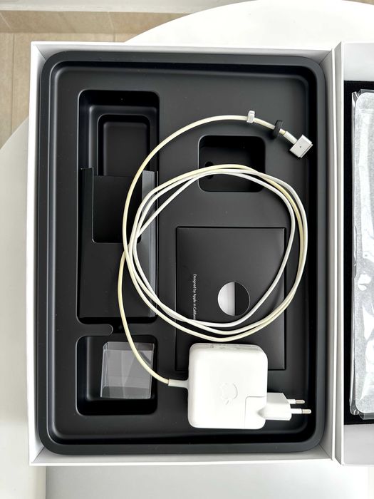 # Laptop Mac Book Air in Cutie -13"-SSD- doar 999 ron - Impecabil include husa de 100 de ron