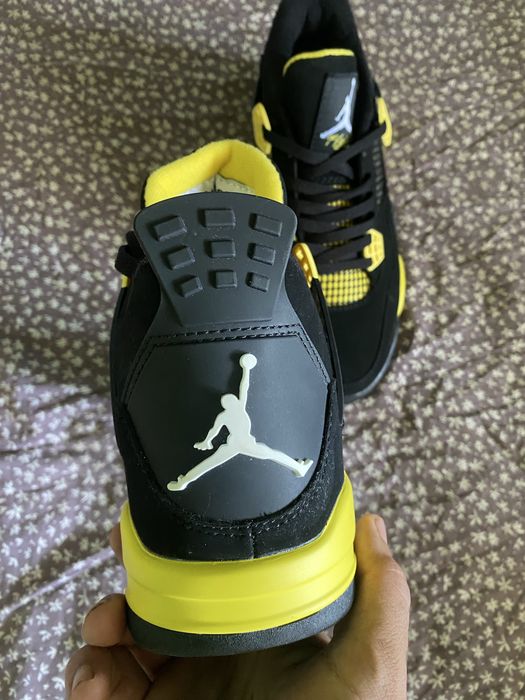 Jordan 4 yellow thunder 42,5