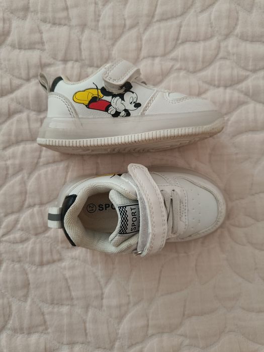 Продавам светещи бебешки маратонки