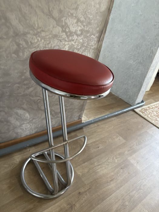 Продаю барный    стол      в        современном         стиле    лофт.