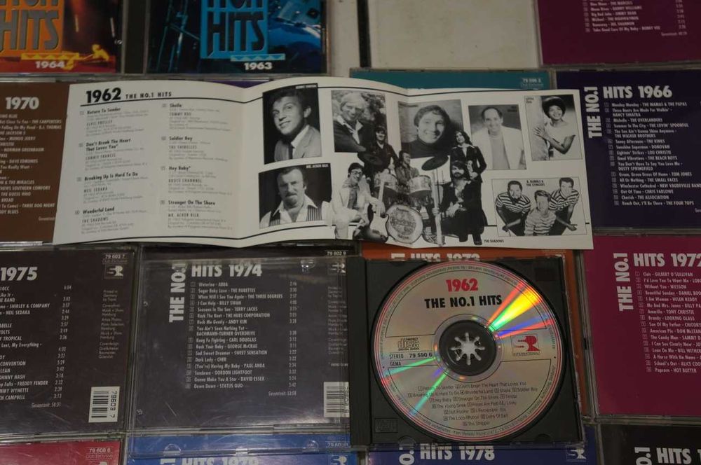 The No.1 Hits 1960-1989 (30 CDs) включително книжка