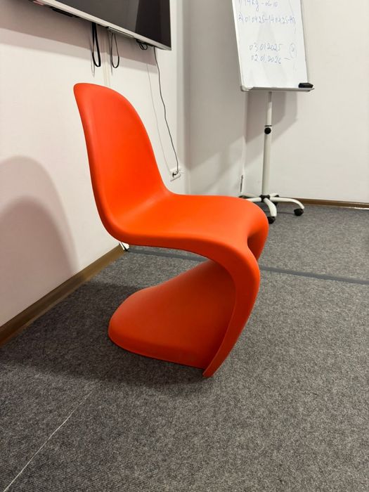 Стул пластиковый Дизайнерский