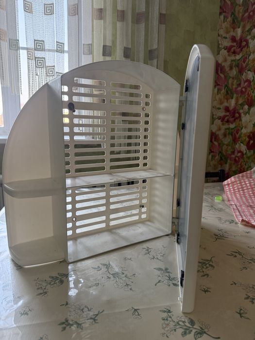 Шкафчик с зеркалом в ванную