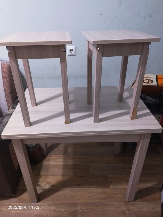 Продам стол со стульями (4 шт)