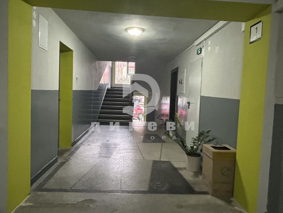 Продава се Двустаен апартамент в Стара Загора, Център - 71 кв.м за 2022 €/кв.м - Снимка #1