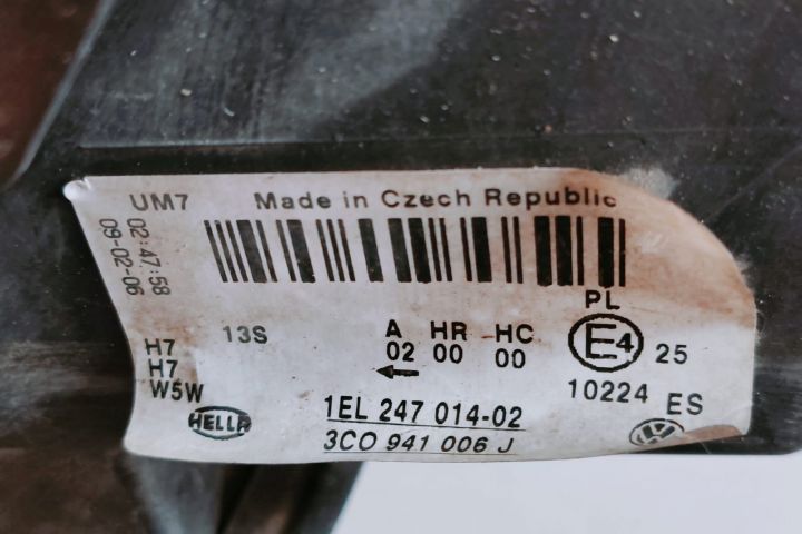 Far  Hella dreapta 3C0941006J / 3C0 941 006 J / 1EL24701402 Volkswage