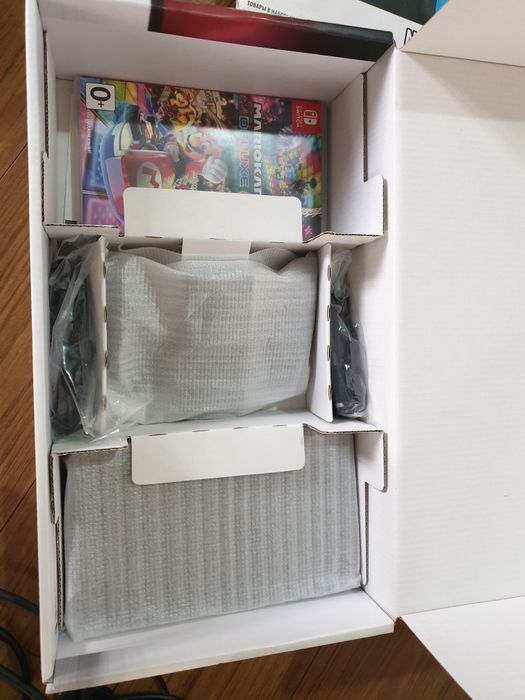 Nintendo switch + карта памяти + 3 игры