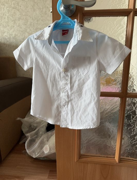 Продам две белые рубашки на мальчика