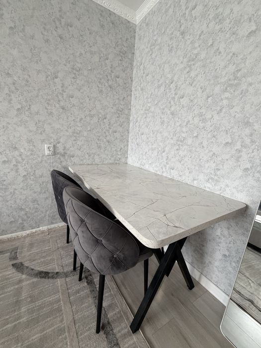 Продаю кухонный стол со стульями