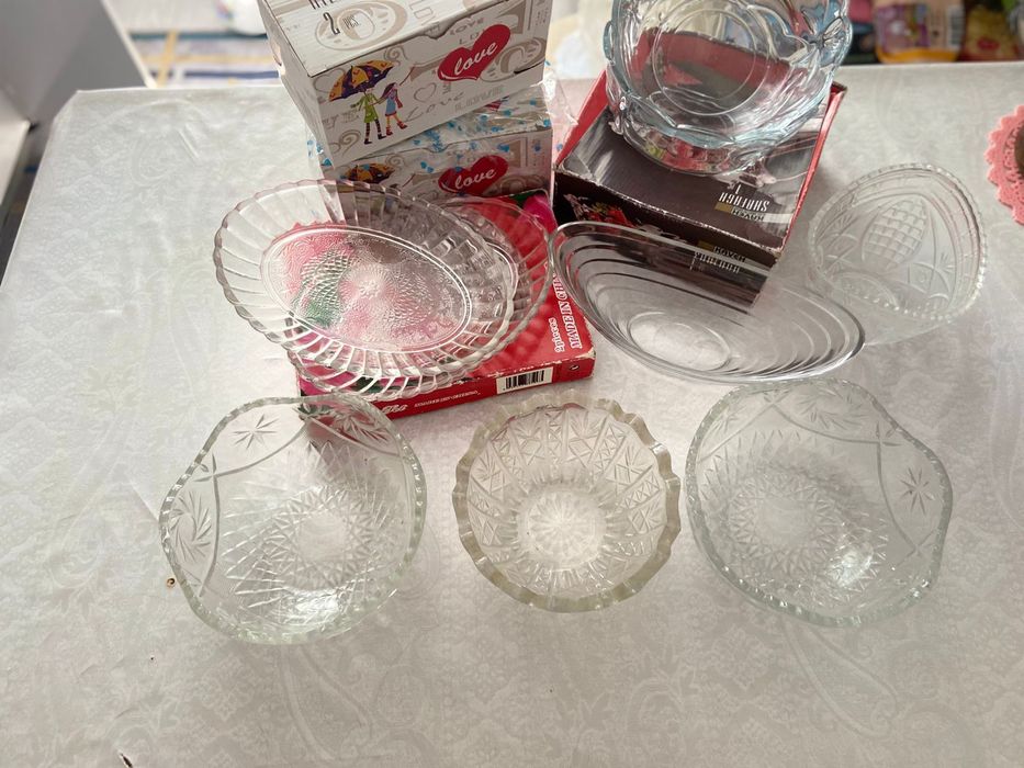 Новые посуды в коробках.