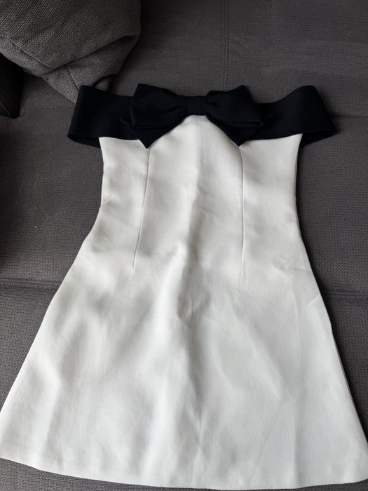 Рокля с черна панделка