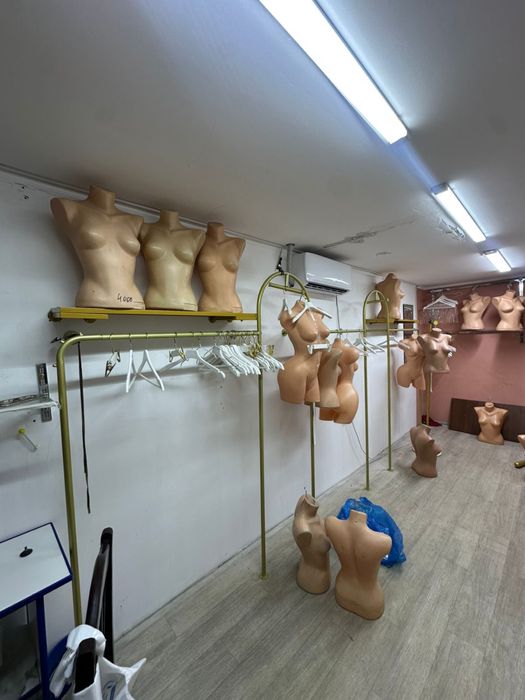 Вешалки для магазина одежды.