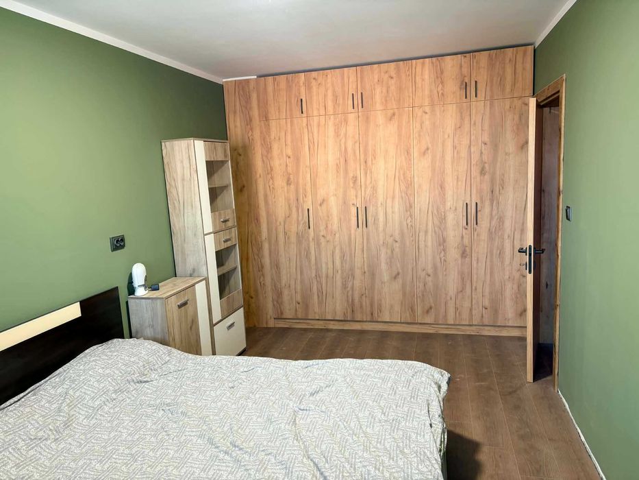 Продавам тристаен тухлен апартамент в кв. Калето, с гараж