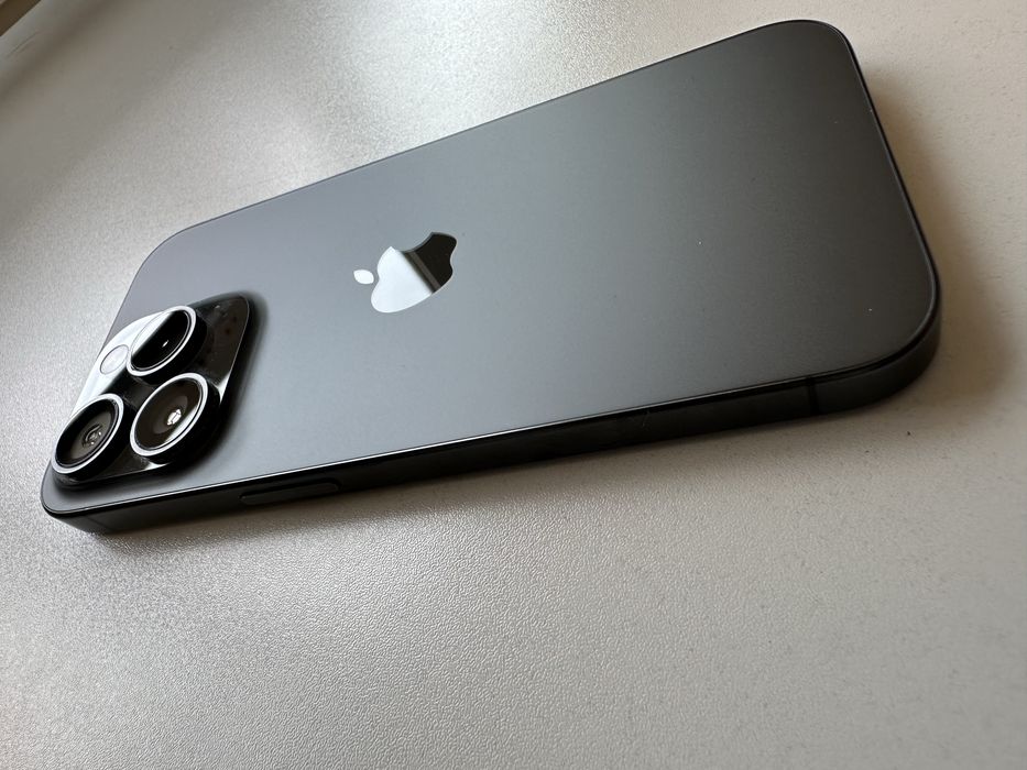I Phone 15 pro. Apple diamond.