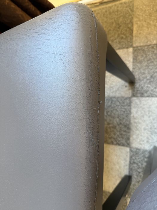 Vand doua scaune gri