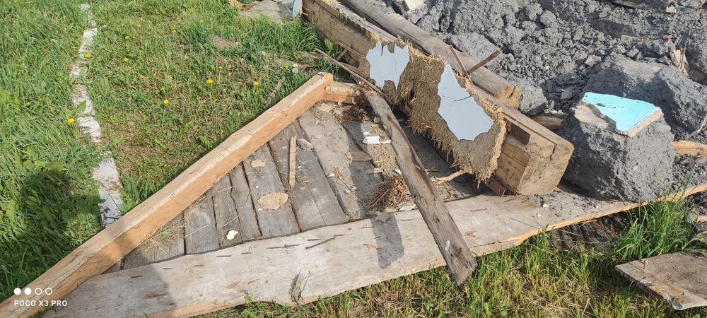Отдам бесплатно доски с разбора домика.