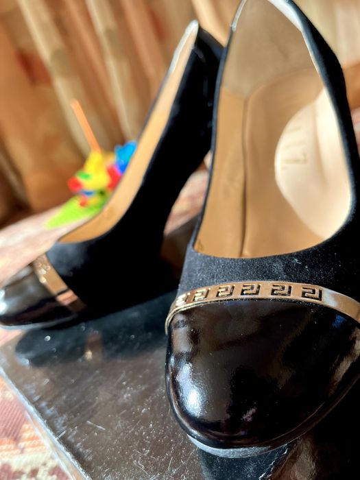 Италиански обувки със златен ток