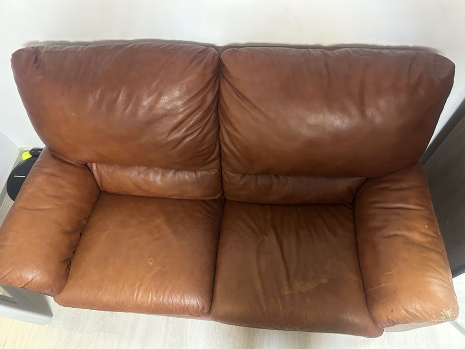 Vand  2 canapele din piele naturala, extrensibile.de 3 si 2 locuri